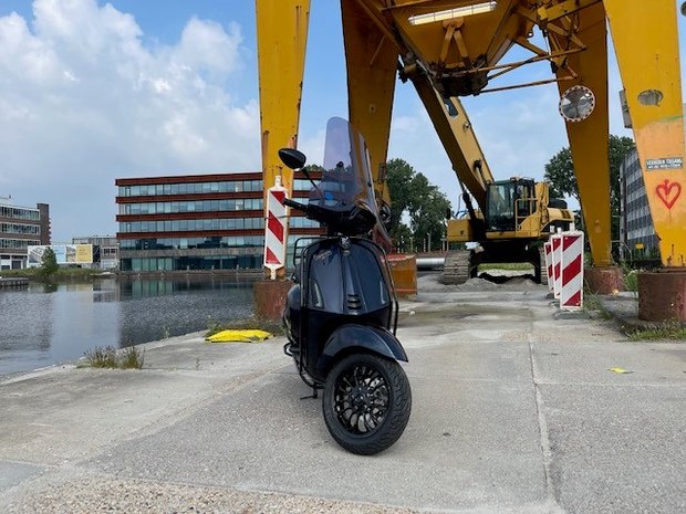 Vespa Sprint Custom Midnight Blue Voorkant