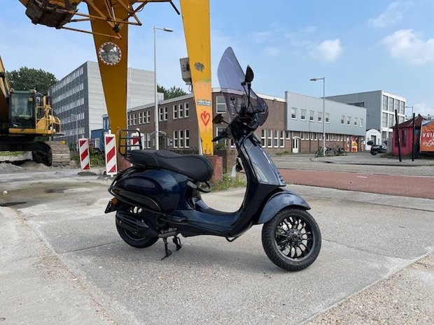 Vespa Sprint Custom Midnight Blue Zijkant Rechts