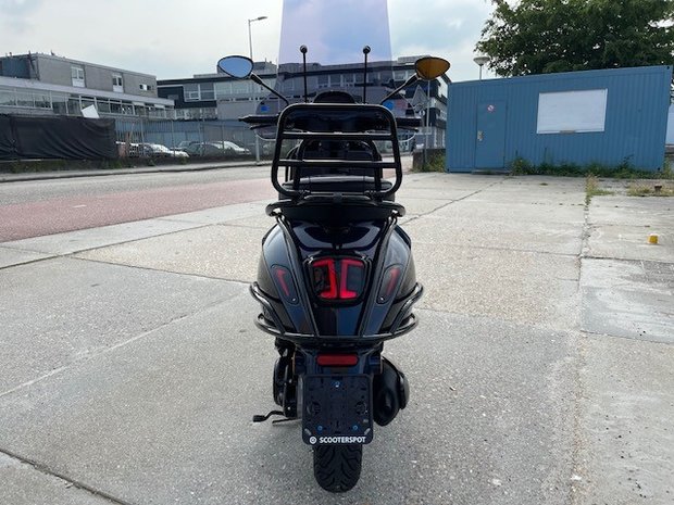 Vespa Sprint Custom Midnight Blue Achterkant 