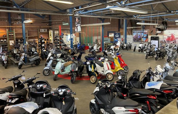 Showroom vol met Kymco scooters