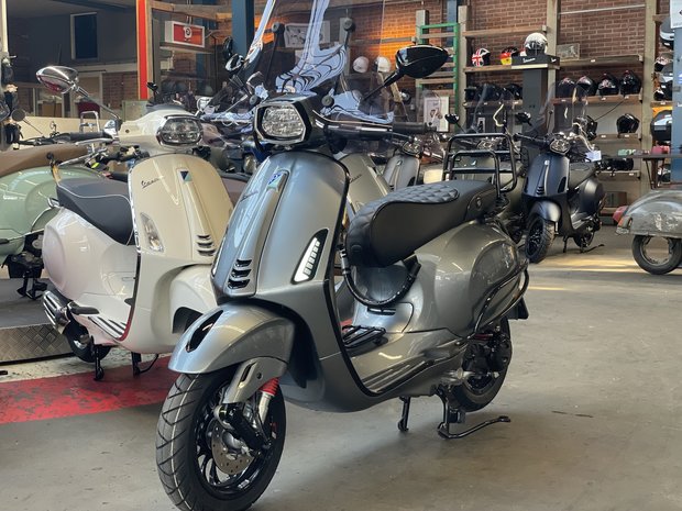 Vespa Sprint Steel Grey rechtsvoor