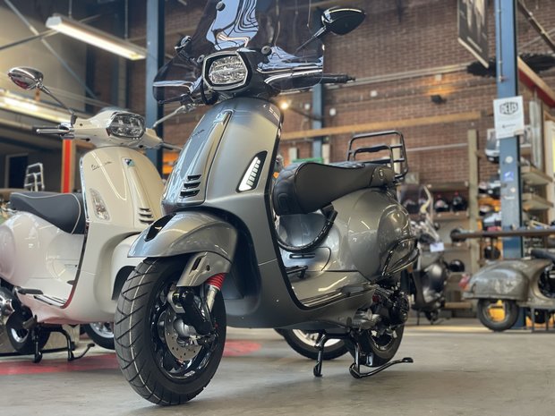 Vespa Sprint Steel Grey rechtsvoor onder