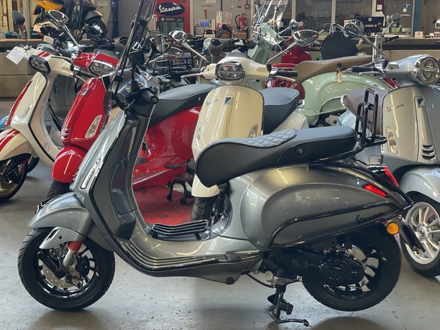 Vespa Sprint Steel Grey zijkant