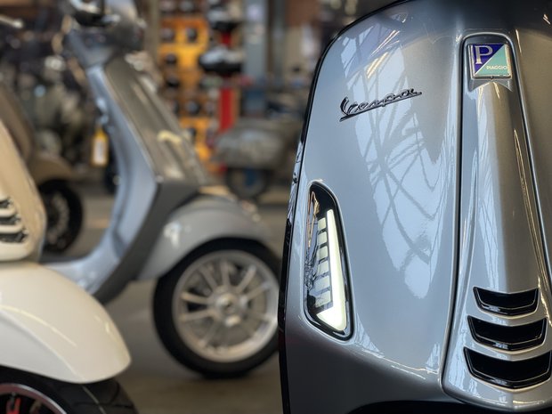 Vespa Sprint Steel Grey voorkant zoom