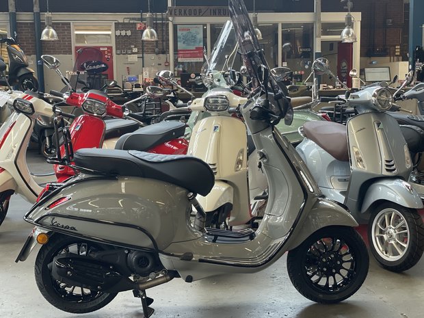 Vespa Sprint Nardo '22 zijkant