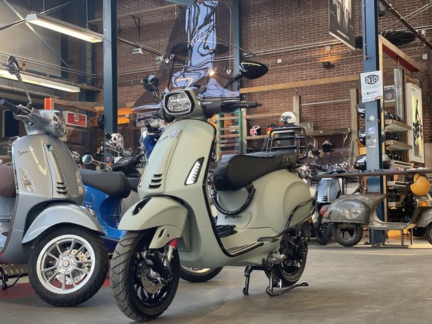 Vespa Sprint Opaco Terriccio Al Verde rechtsvoor onder