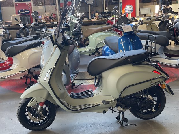 Vespa Sprint Opaco Terriccio Al Verde zijkant