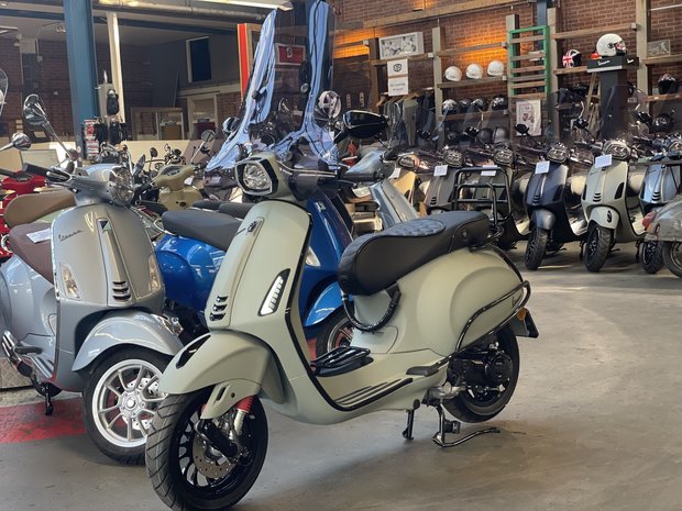 Vespa Sprint Opaco Terriccio Al Verde rechtsvoor