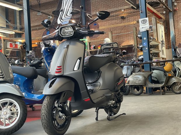 Vespa Sprint Completare Matgrijs rechtsvoor onder