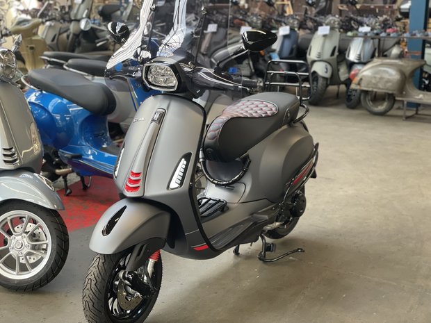 Vespa Sprint Completare Matgrijs rechtsvoor