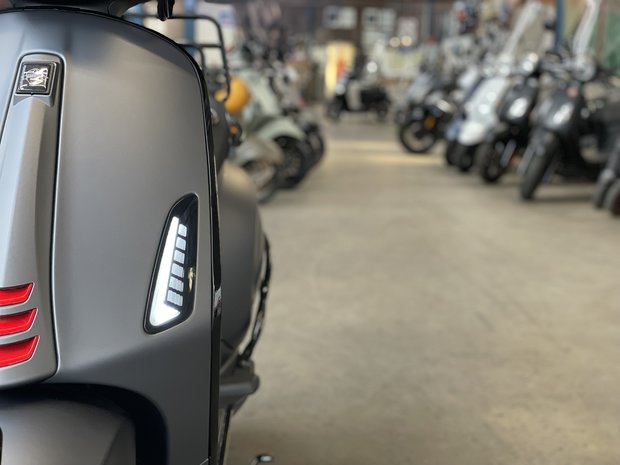 Vespa Sprint Completare Matgrijs rechtsvoor zoom