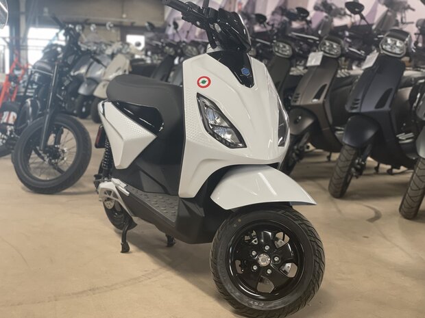 Piaggio 1+ Forever White rechtsvoor