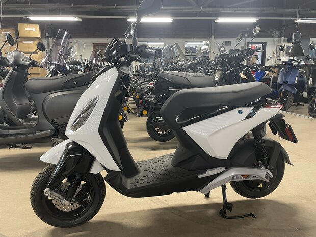 Piaggio 1+ Forever White linker zijkant