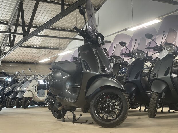 Vespa Sprint Grigio Silverstone rechtsvoor