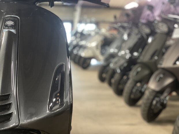 Vespa Sprint Grigio Silverstone rechtsvoor zoom