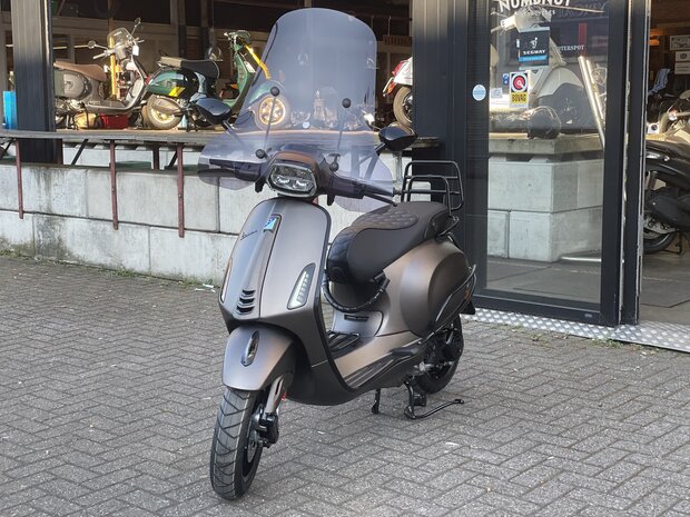 Vespa Sprint Opaco Cioccolato rechtsvoor