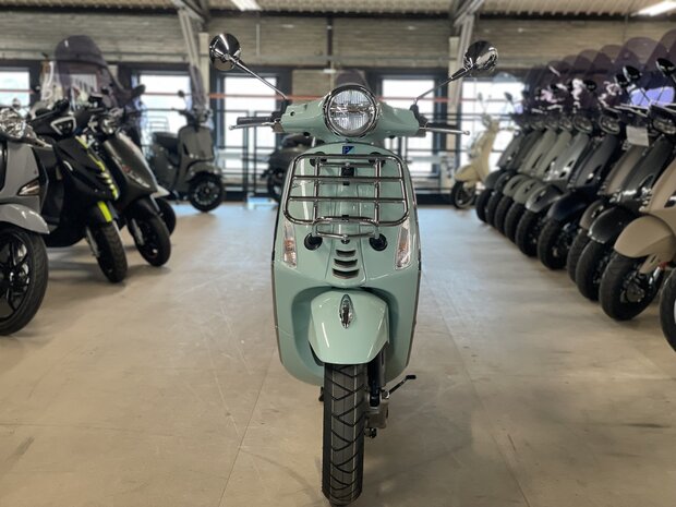 Vespa Primavera Pic Nic Green Relax showroom