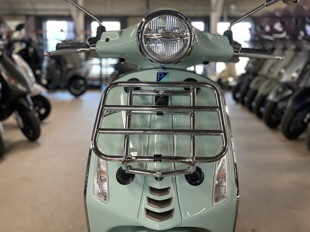 Vespa Primavera Pic Nic Green Relax vorkant zoom showroom