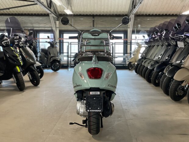 Vespa Primavera Pic Nic Green Relax achterkant showroom