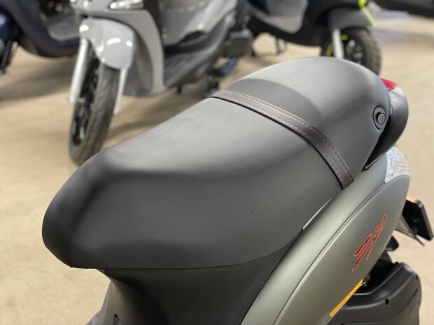 Piaggio Zip S Matgroen zadel