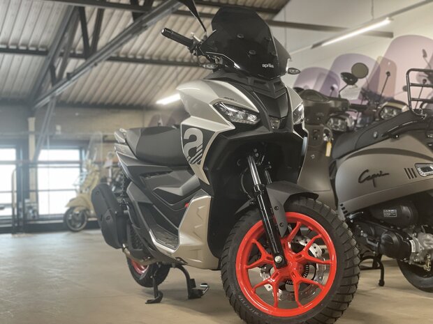 Aprilia SR GT showroom rechtsvoor