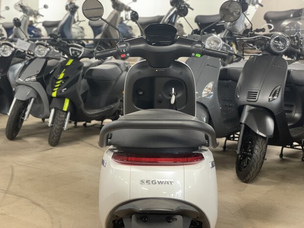 Segway E110S Wit achterkant zoom