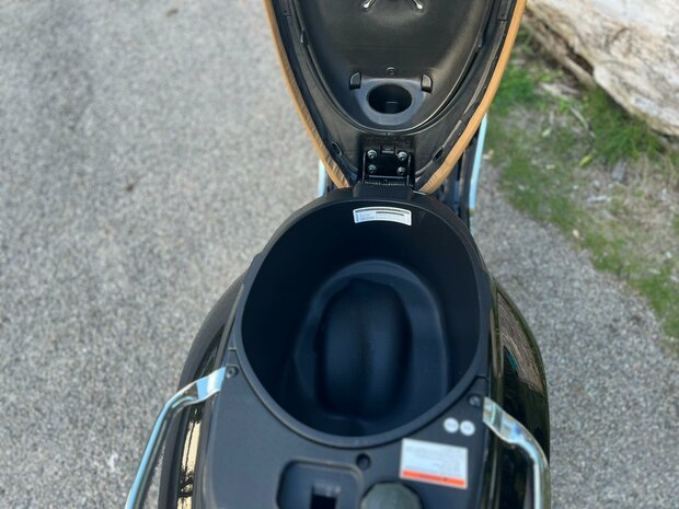 Vespa Primavera Nero Vulcano scooter zwart E5 I-GET