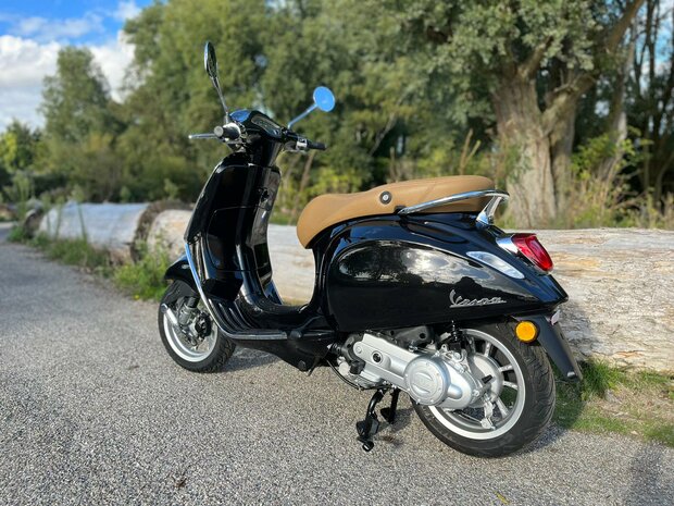 Vespa Primavera Nero Vulcano scooter zwart E5 I-GET