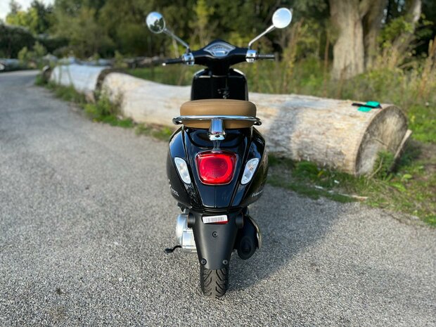 Vespa Primavera Nero Vulcano scooter zwart E5 I-GET