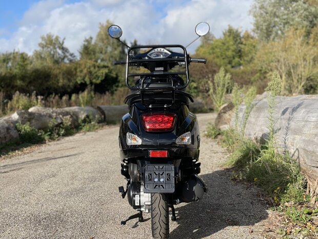 Santini Capri zwart scooter achterkant