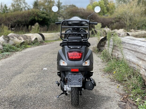 Santini Capri matzwart scooter achterkant