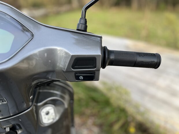 Santini Capri Digital Meteor Grey Scooter rechterkant stuur