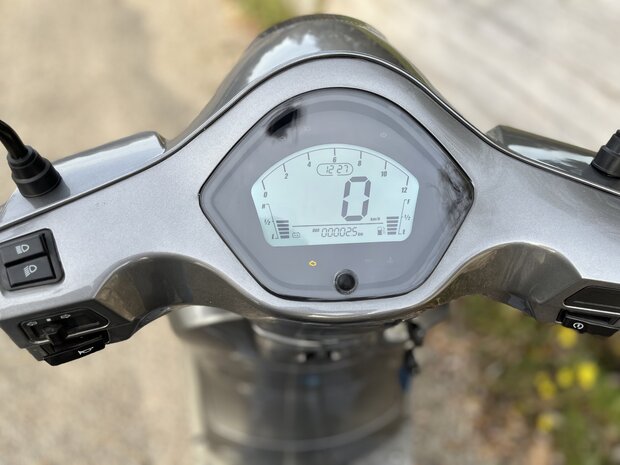 Santini Capri Digital Meteor Grey Scooter dashboard