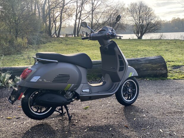 Vespa GTS 300 SuperTech Grigio Ottimista 2023 Rechts