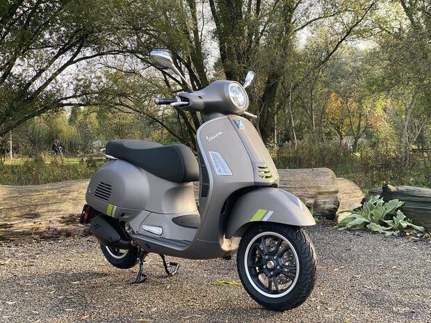 Vespa GTS 300 SuperTech Grigio Ottimista 2023 rechtsvoor