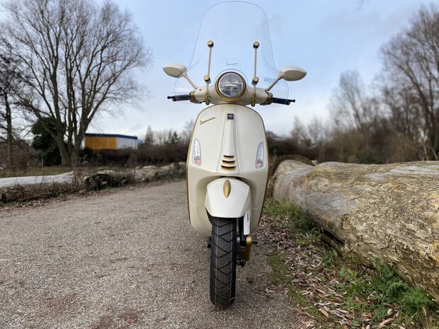 Vespa primavera Custom '946 Dior look' 2021 45km/u