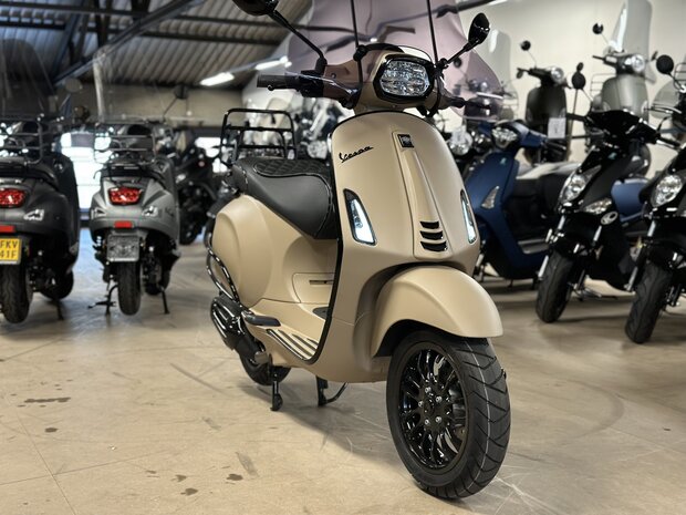 Custom Vespa Sprint Opaco Desert Storm 2021 direct rijden!