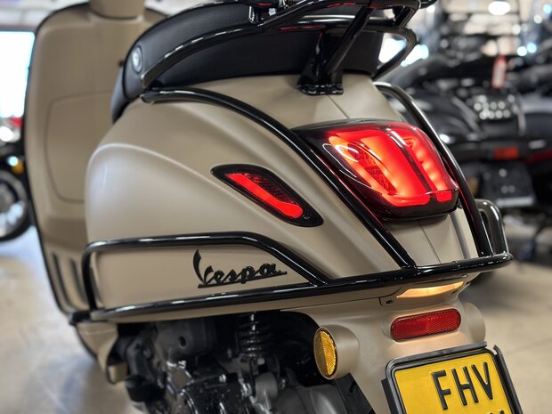 Custom Vespa Sprint Opaco Desert Storm 2021 direct rijden!