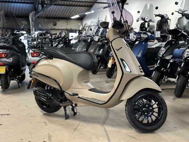 Custom Vespa Sprint Opaco Desert Storm 2021 direct rijden!