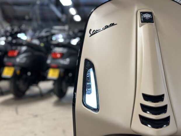 Custom Vespa Sprint Opaco Desert Storm 2021 direct rijden!