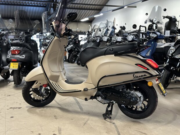 Custom Vespa Sprint Opaco Desert Storm 2021 direct rijden!