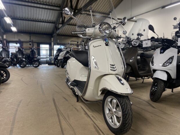 Vespa Primavera Montebianco 4T-2V