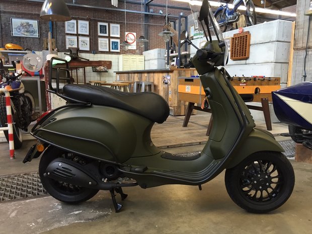 Vespa Militaire Verde Zijkant