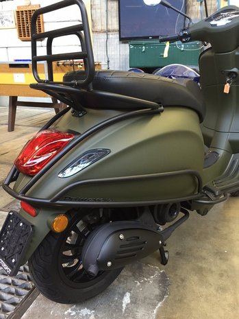 Vespa Militaire Verde Schuinacheterkant