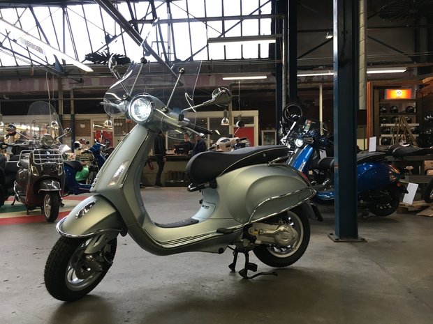 Vespa Primavera Frozen Ice Grey