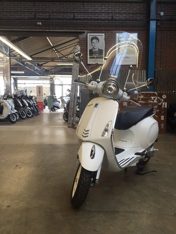 Custom Vespa Primavera Summit White