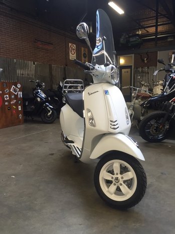 Custom Vespa Primavera Summit White