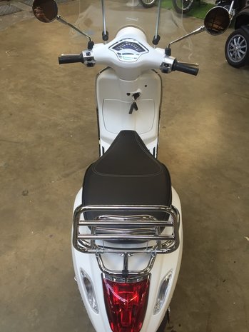 Custom Vespa Primavera Summit White