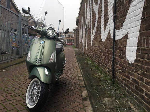 Custom Vespa Primavera Portofino Green