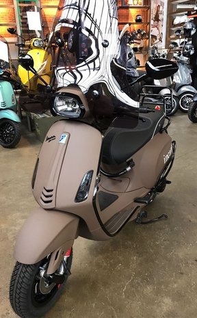 Custom Vespa Sprint-S Incanto Brown 